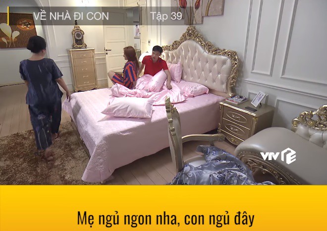Về nhà đi con: Lộ cảnh Thư mặc quần áo của Vũ, đang hú hí trên giường thì mẹ chồng xuất hiện-9