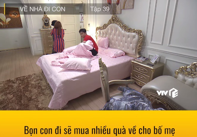 Về nhà đi con: Lộ cảnh Thư mặc quần áo của Vũ, đang hú hí trên giường thì mẹ chồng xuất hiện-10