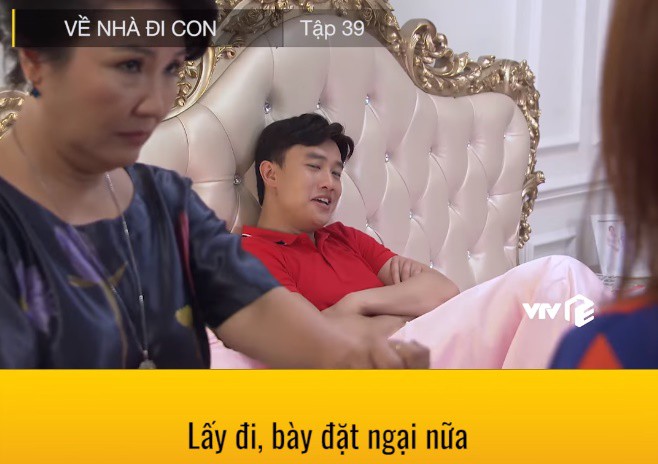 Về nhà đi con: Lộ cảnh Thư mặc quần áo của Vũ, đang hú hí trên giường thì mẹ chồng xuất hiện-6