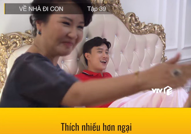 Về nhà đi con: Lộ cảnh Thư mặc quần áo của Vũ, đang hú hí trên giường thì mẹ chồng xuất hiện-8