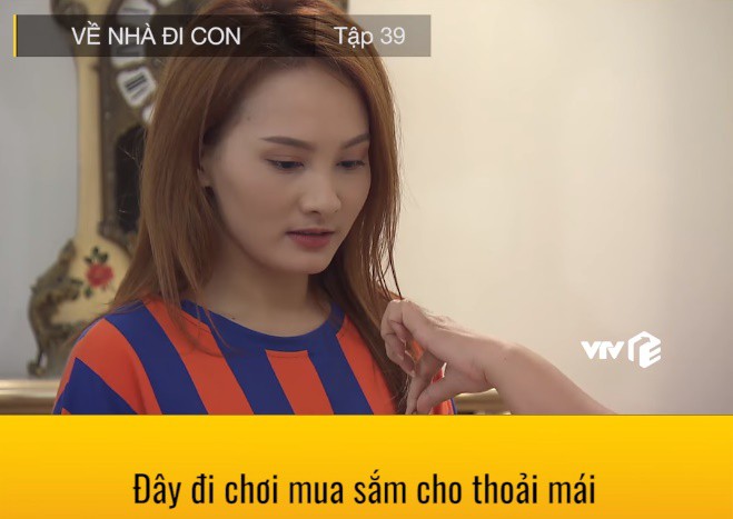 Về nhà đi con: Lộ cảnh Thư mặc quần áo của Vũ, đang hú hí trên giường thì mẹ chồng xuất hiện-4