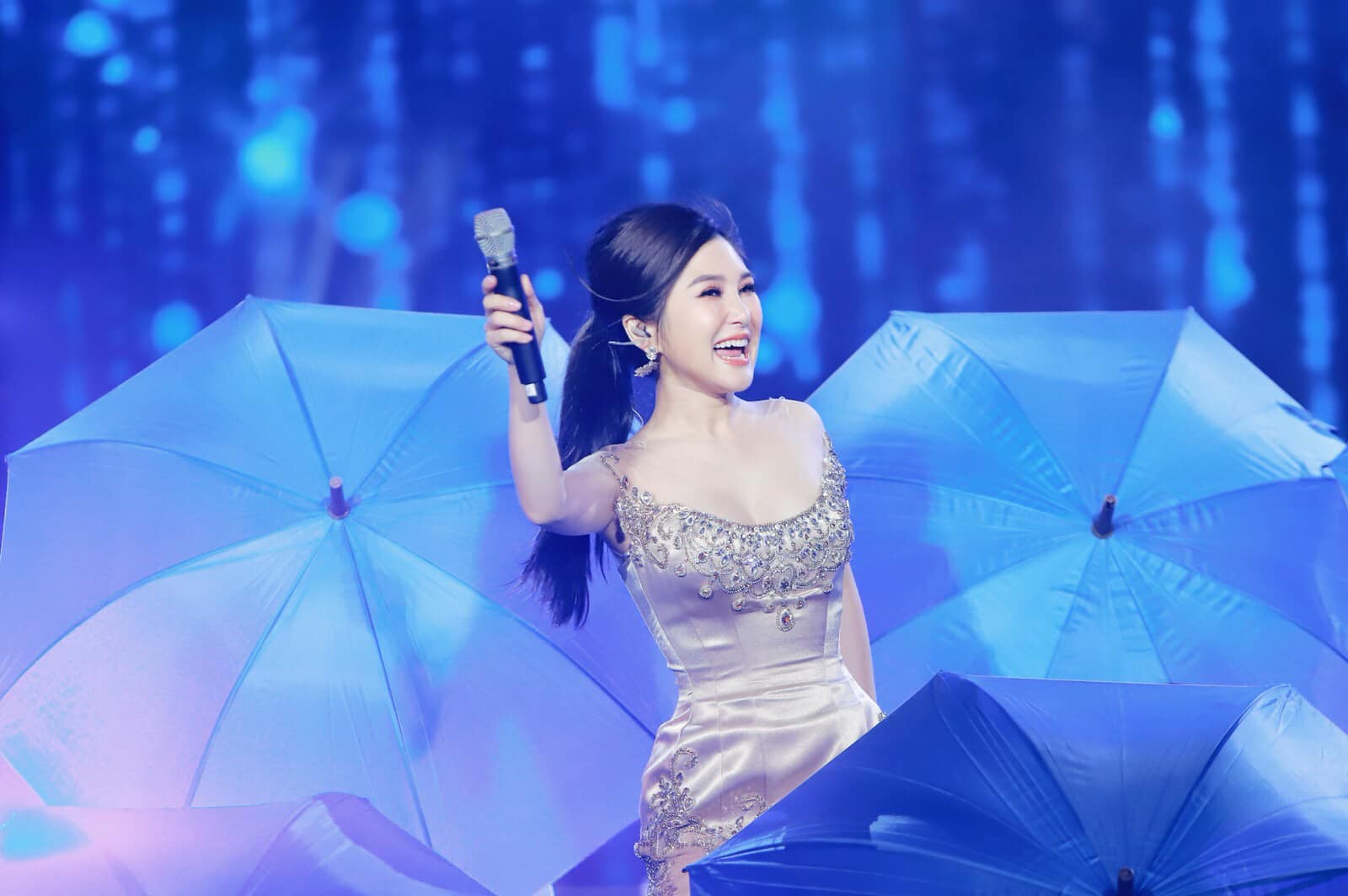 Đi Mỹ du học chưa lâu, Hương Tràm đăng clip hát live cực khủng nhưng bất ngờ thay fan lại chỉ chú ý đến... vòng eo-3