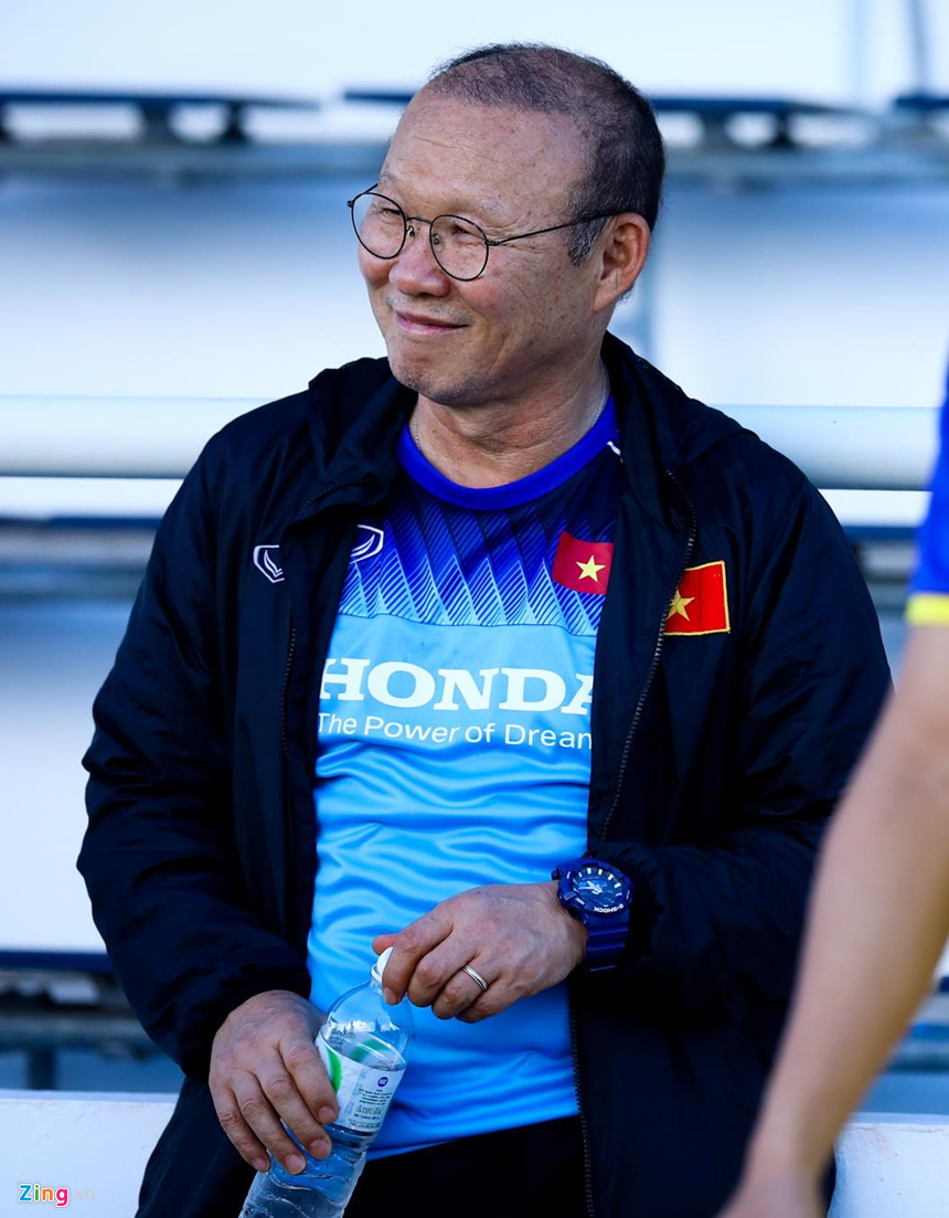 HLV Park Hang-seo hỏi thăm Văn Hậu sau cái tát của cầu thủ Thái Lan-1