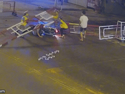 Clip: Băng qua đường sắt thiếu quan sát, nam thanh niên suýt bị tàu cán-1