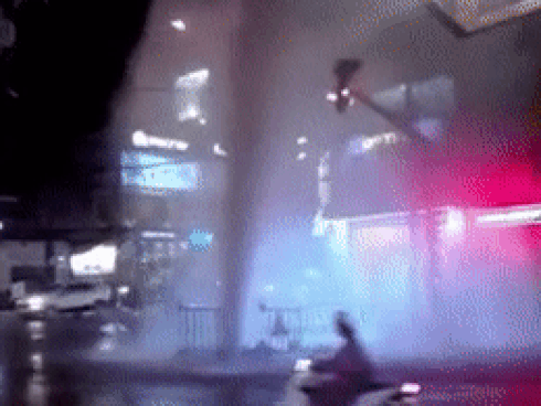Cột nước phun cao như vòi rồng bất ngờ xuất hiện từ miệng ống cống trên đường phố Sài Gòn khiến nhiều người hốt hoảng-1