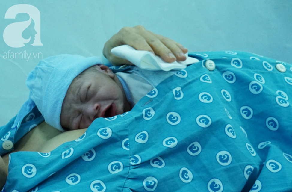 Chưa kịp đến viện, một sản phụ đẻ rơi con thứ 5 ngay trên đường ở trung tâm Sài Gòn-1