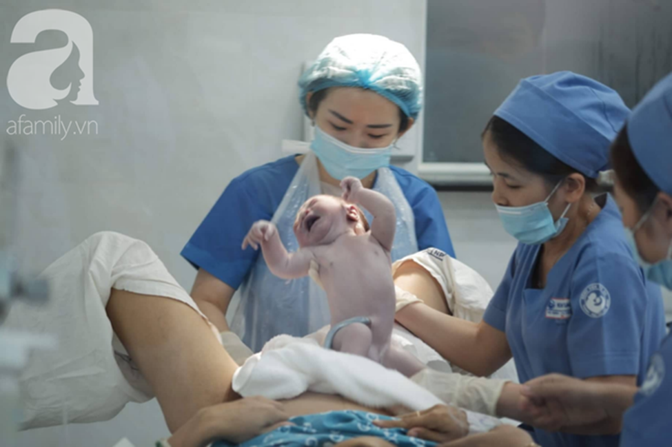 Chưa kịp đến viện, một sản phụ đẻ rơi con thứ 5 ngay trên đường ở trung tâm Sài Gòn-3