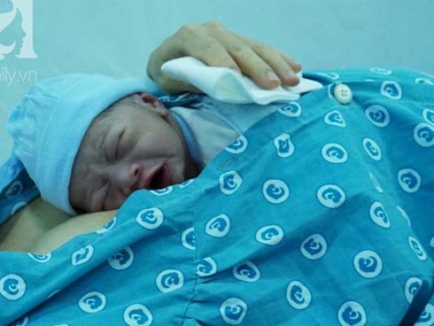 Chưa kịp đến viện, một sản phụ đẻ rơi con thứ 5 ngay trên đường ở trung tâm Sài Gòn