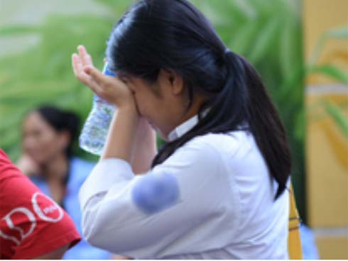 Nữ sinh Quảng Bình quỳ gối khóc xin thi lại môn Văn: Sở ưu ái vào trường không thi vẫn trúng tuyển?-4
