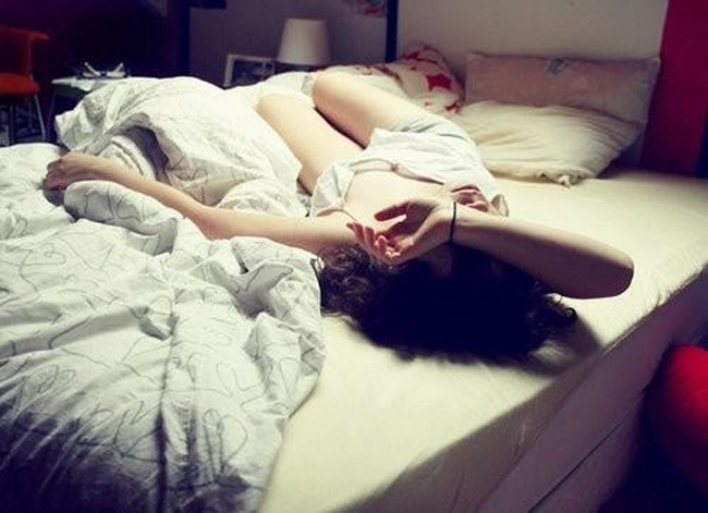 Đêm tân hôn sau khi động phòng chồng bỗng rón rén đi vào nhà vệ sinh rồi khóc nức nở, vợ lắng tai nghe thì sững người vì một bí mật-1