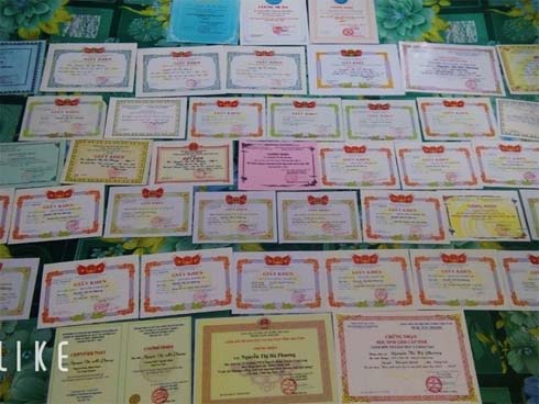 Cô Gái Khoe Cơ Đồ Giấy Khen Khiến Dân Mạng Tranh Cãi | Tin Tức Online