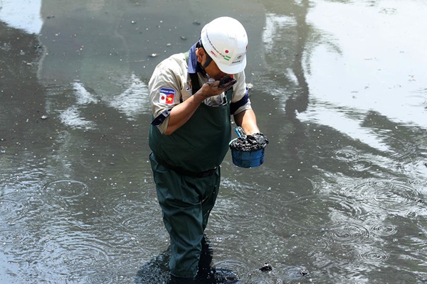 Giắt ca nhựa sau lưng, tiến sĩ Nhật làm điều kỳ lạ giữa sông Tô Lịch-3