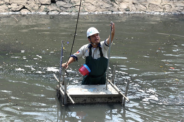 Giắt ca nhựa sau lưng, tiến sĩ Nhật làm điều kỳ lạ giữa sông Tô Lịch-6