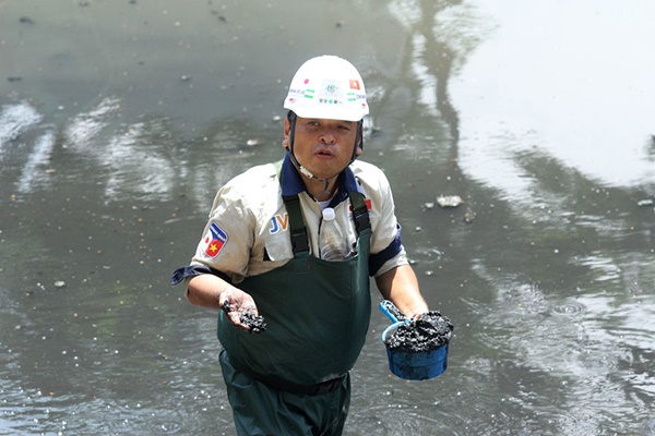 Giắt ca nhựa sau lưng, tiến sĩ Nhật làm điều kỳ lạ giữa sông Tô Lịch-8