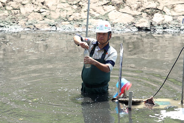 Giắt ca nhựa sau lưng, tiến sĩ Nhật làm điều kỳ lạ giữa sông Tô Lịch-9
