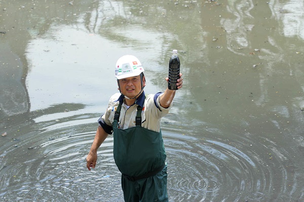 Giắt ca nhựa sau lưng, tiến sĩ Nhật làm điều kỳ lạ giữa sông Tô Lịch-10