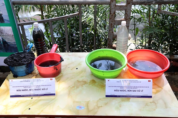 Giắt ca nhựa sau lưng, tiến sĩ Nhật làm điều kỳ lạ giữa sông Tô Lịch-11