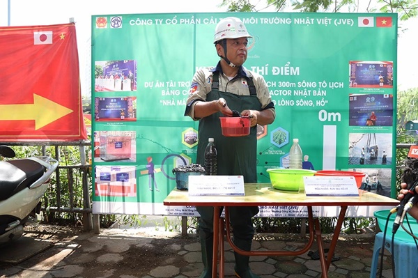 Giắt ca nhựa sau lưng, tiến sĩ Nhật làm điều kỳ lạ giữa sông Tô Lịch-12
