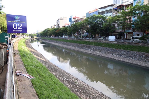 Giắt ca nhựa sau lưng, tiến sĩ Nhật làm điều kỳ lạ giữa sông Tô Lịch-14
