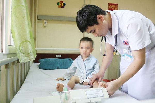 Bé trai 3 tuổi đột nhiên không thể đứng dậy, nói cười sau giấc ngủ trưa ở trường học-1