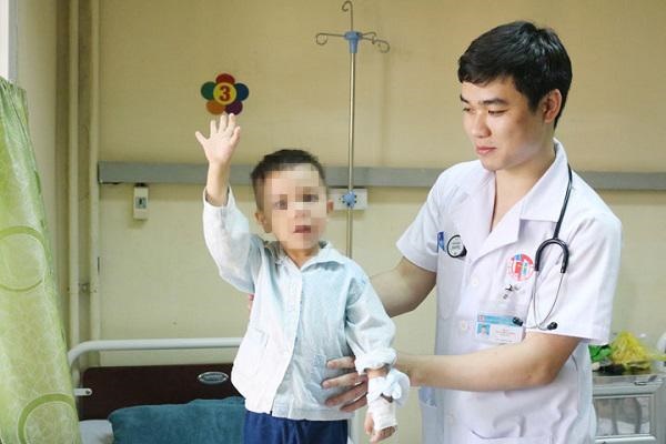 Bé trai 3 tuổi đột nhiên không thể đứng dậy, nói cười sau giấc ngủ trưa ở trường học-2