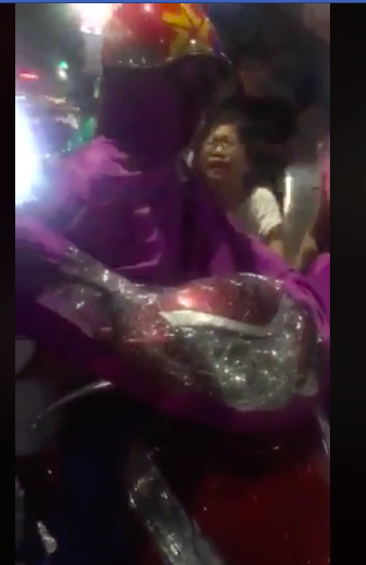 Bỏ con giữa trời mưa, mẹ định phóng xe đi khiến mọi người bức xúc giữ lại-2