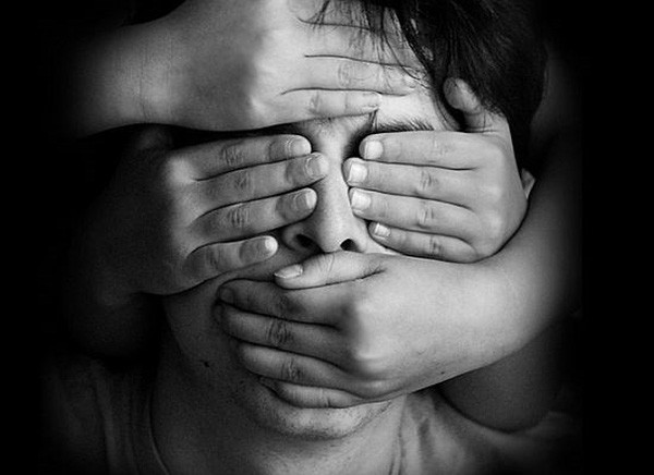 Kinh hoàng ông nội, cha ruột cưỡng hiếp con gái, bắt uống thuốc ngừa thai rồi dọa giết nếu tiết lộ-2