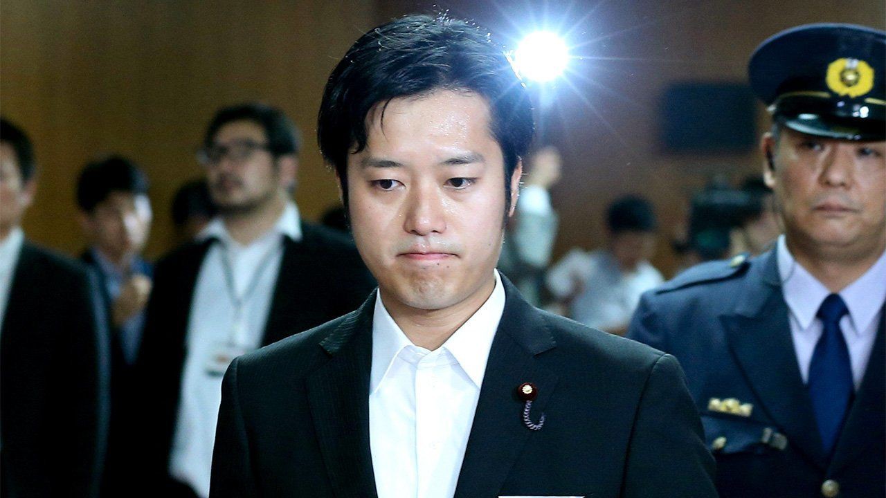 Uống 10 ly rượu rồi đòi sờ ngực phụ nữ, nghị sĩ Nhật điêu đứng, bị ép từ chức-1