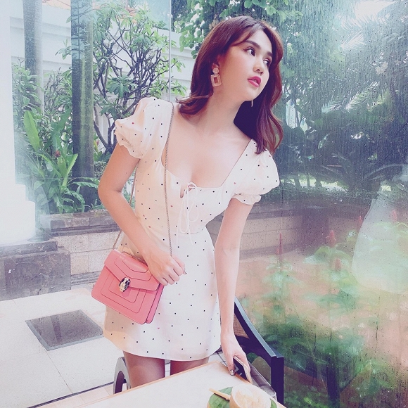 Sau loạt ồn ào về trang phục, Ngọc Trinh nhận mưa lời khen với đầm trắng nhẹ nhàng-3