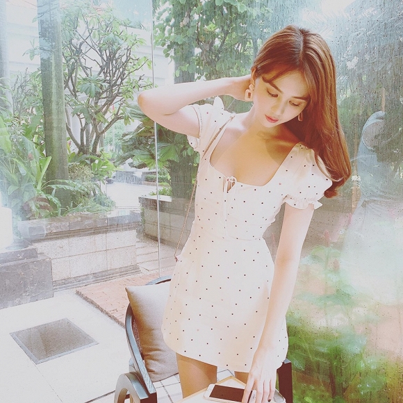 Sau loạt ồn ào về trang phục, Ngọc Trinh nhận mưa lời khen với đầm trắng nhẹ nhàng-6