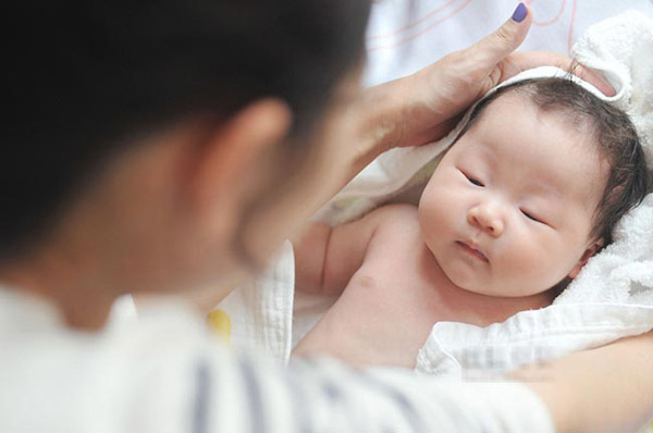 Sai lầm khi hạ sốt của bố mẹ khiến bé trai 8 tháng tuổi chết não-1