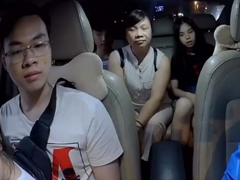 CLIP: Kéo 6 người lên ô tô 4 chỗ, khách nữ mắng tài xế là 
