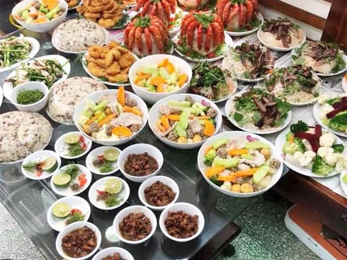 Nhà có giỗ, nàng dâu vào bếp làm 6 mâm cỗ trong 4 tiếng, mẹ chồng chỉ hỏi thế này...