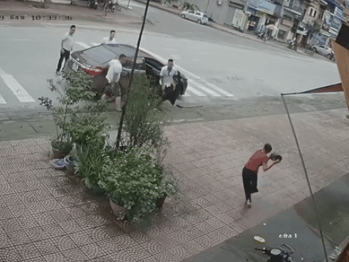Clip: Người phụ nữ trung niên 1 mình đánh đuổi 4 giang hồ tới đòi nợ con trai