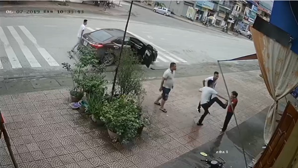 Clip: Người phụ nữ trung niên 1 mình đánh đuổi 4 giang hồ tới đòi nợ con trai-1