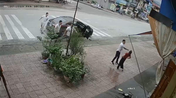 Clip: Người phụ nữ trung niên 1 mình đánh đuổi 4 giang hồ tới đòi nợ con trai-2