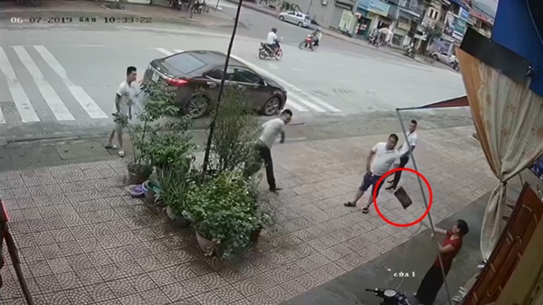 Clip: Người phụ nữ trung niên 1 mình đánh đuổi 4 giang hồ tới đòi nợ con trai-3