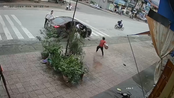 Clip: Người phụ nữ trung niên 1 mình đánh đuổi 4 giang hồ tới đòi nợ con trai-5