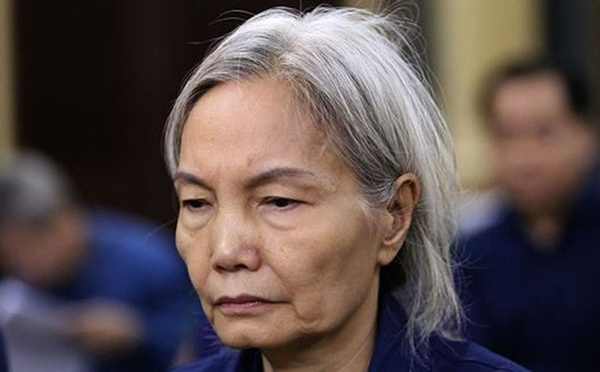 Bà trùm tóc bạc trắng của Ngân hàng Đông Á bị sốc, phải dìu ra ngoài khi nghe tòa tuyên án-1