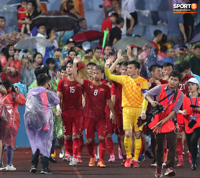 Hình ảnh cảm động: U23 Việt Nam đội mưa đi khắp khán đài cảm ơn người hâm mộ sau trận thắng U23 Myanmar-4
