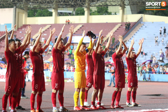 Hình ảnh cảm động: U23 Việt Nam đội mưa đi khắp khán đài cảm ơn người hâm mộ sau trận thắng U23 Myanmar-5