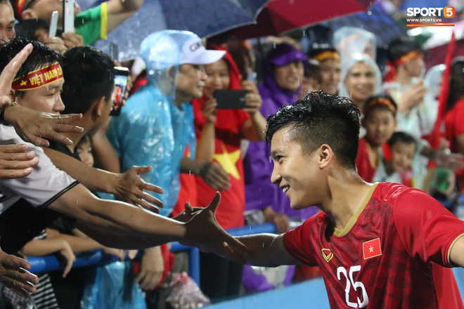 Hình ảnh cảm động: U23 Việt Nam đội mưa đi khắp khán đài cảm ơn người hâm mộ sau trận thắng U23 Myanmar-8