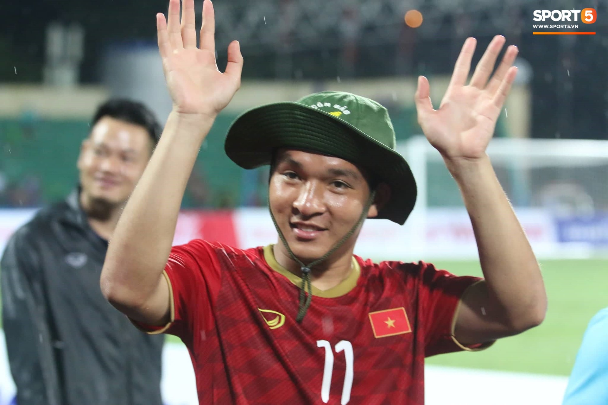 Hình ảnh cảm động: U23 Việt Nam đội mưa đi khắp khán đài cảm ơn người hâm mộ sau trận thắng U23 Myanmar-12