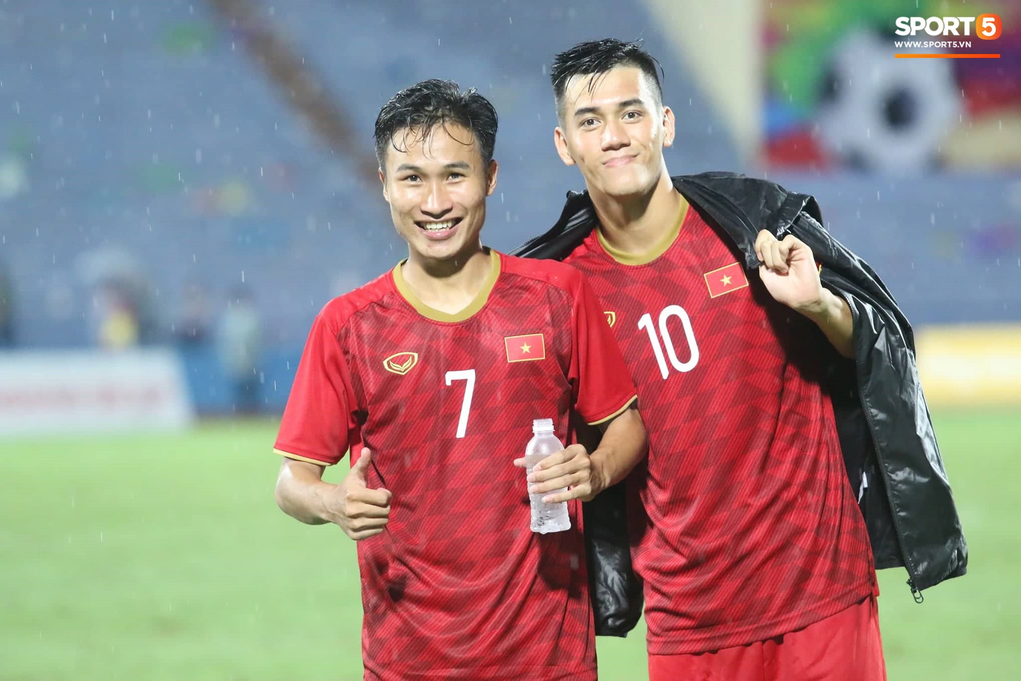 Hình ảnh cảm động: U23 Việt Nam đội mưa đi khắp khán đài cảm ơn người hâm mộ sau trận thắng U23 Myanmar-13