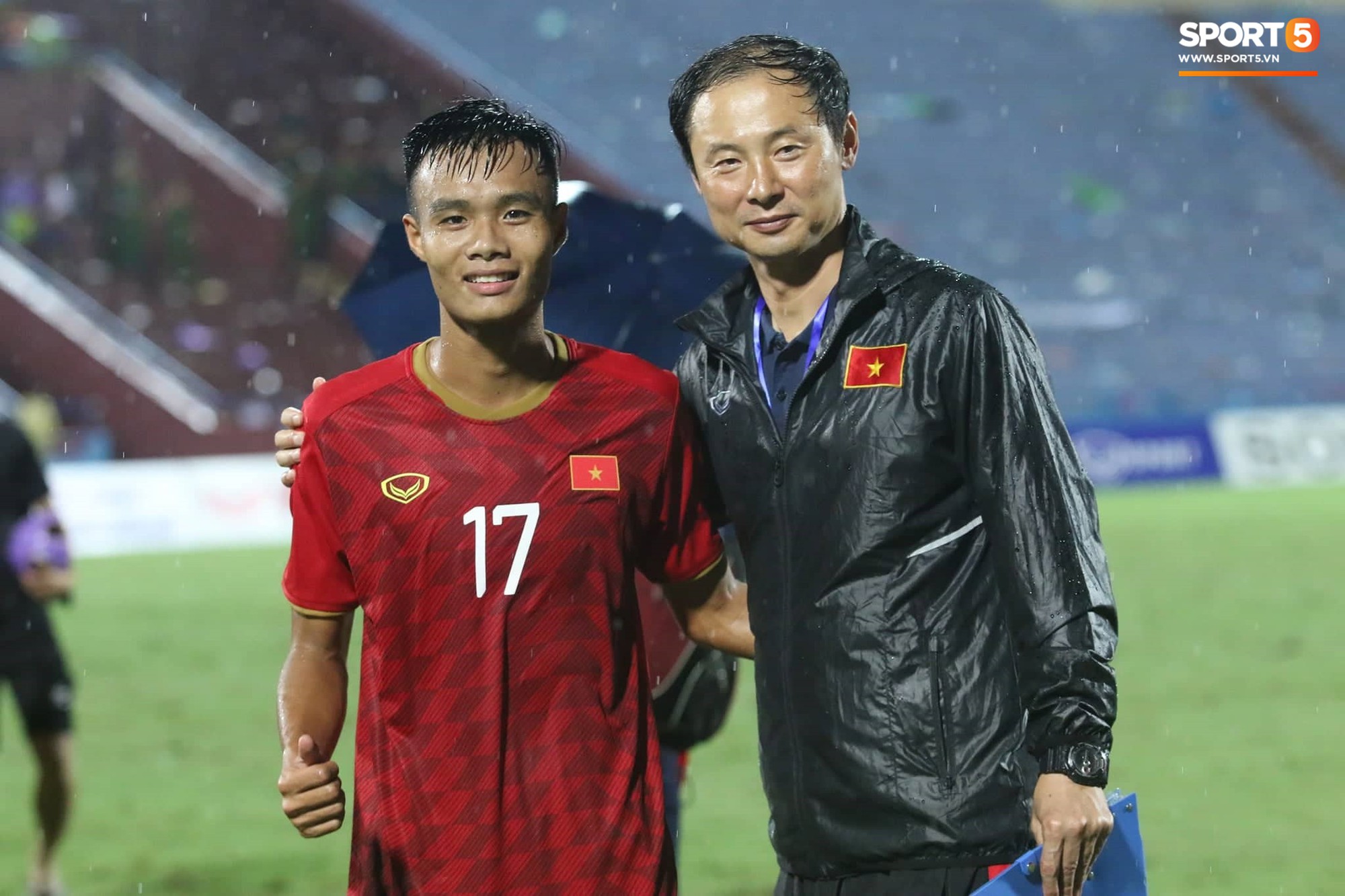 Hình ảnh cảm động: U23 Việt Nam đội mưa đi khắp khán đài cảm ơn người hâm mộ sau trận thắng U23 Myanmar-14