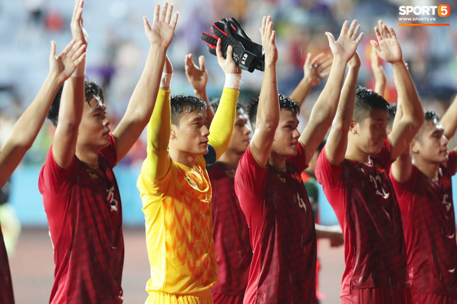 Hình ảnh cảm động: U23 Việt Nam đội mưa đi khắp khán đài cảm ơn người hâm mộ sau trận thắng U23 Myanmar-15