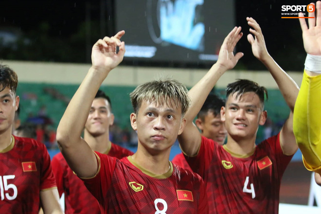 Hình ảnh cảm động: U23 Việt Nam đội mưa đi khắp khán đài cảm ơn người hâm mộ sau trận thắng U23 Myanmar-16