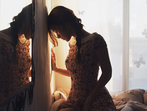 Đêm tân hôn, chồng vừa cởi đến cái cúc áo thứ hai của anh, cái “dấu ấn” đó đã đập ngay vào mắt khiến tôi hận thấu xương tủy