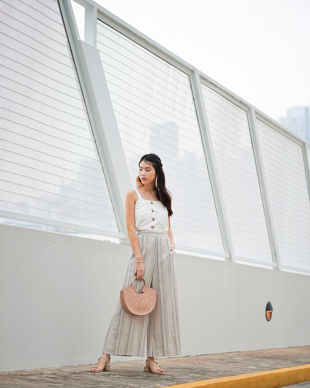 Diện quần ống rộng, bạn cứ mix với 4 kiểu áo sau là chắc cốp đẹp và sành điệu-8