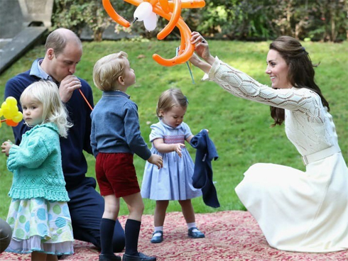 Cùng ngồi chung xe ngựa với chị dâu Kate, Meghan Markle bị dìm hàng không thương tiếc, ăn mặc như đưa đám, nhợt nhạt kém sắc-6